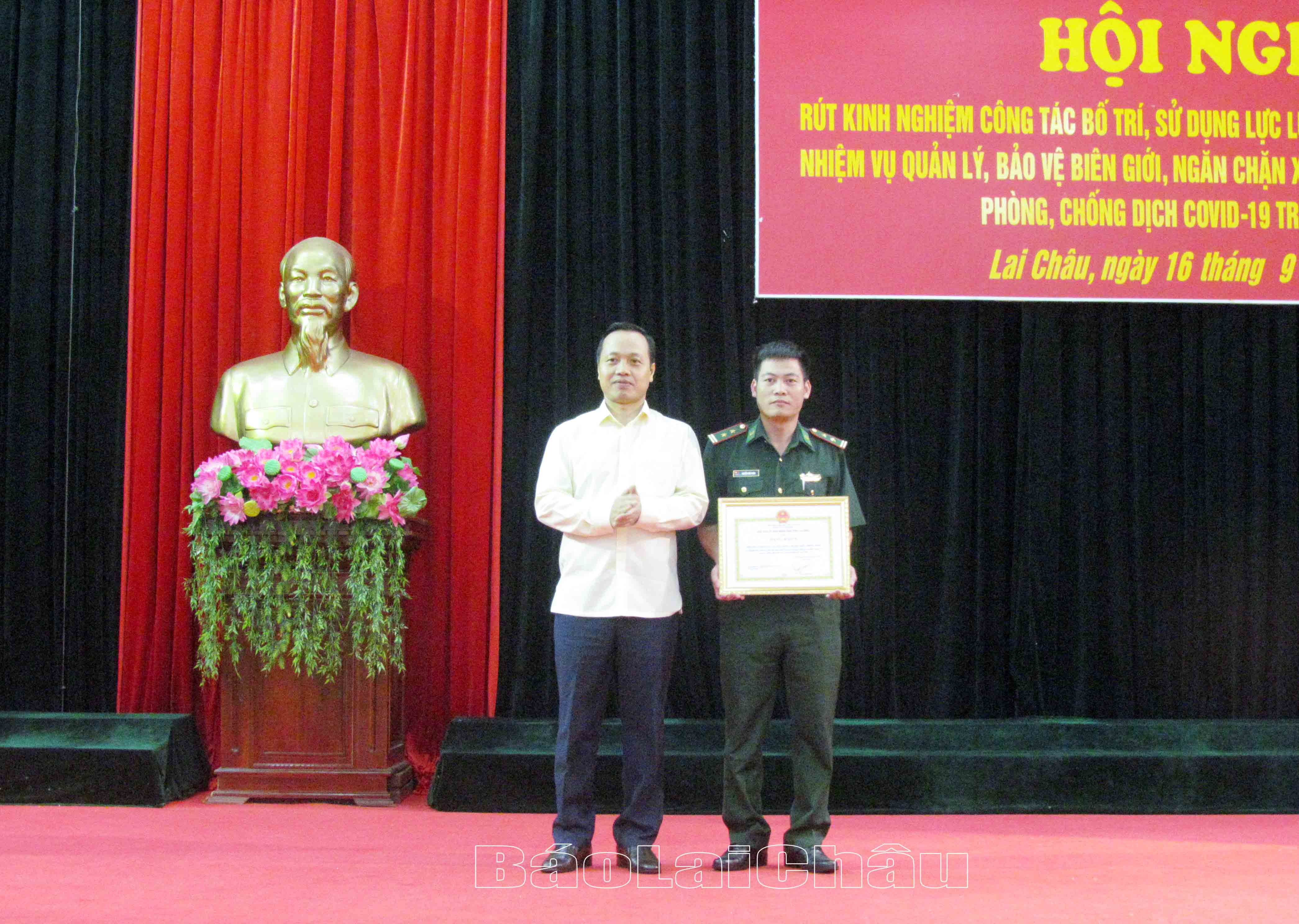 Đồng chí Trần Tiến Dũng – Phó Bí thư Tỉnh ủy, Chủ tịch UBND tỉnh tặng Bằng khen cho tập thể có thành tích xuất sắc, tiêu biểu trong công tác phòng chống dịch Covid-19 trong 6 tháng đầu năm 2022.